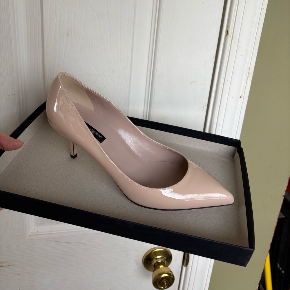 Dolce & Gabbana NWT US7.5/ IT38 Beige Patent leather Pointed-Toe Mid Heel Pumps.